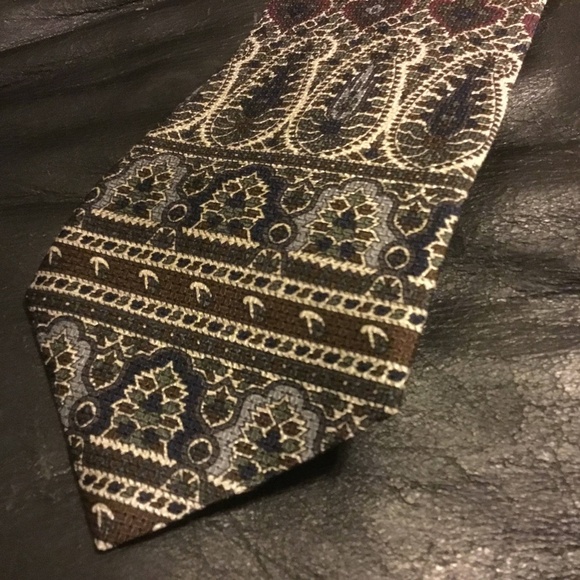 Retro Pierre Cardin Paris paisley tie- silk tie- made in Canada- Dapper looking - Picture 3 of 9